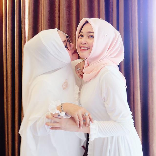 6 Potret Terbaru Cecilia Gina, Putri Limbad yang Kini Berhijab