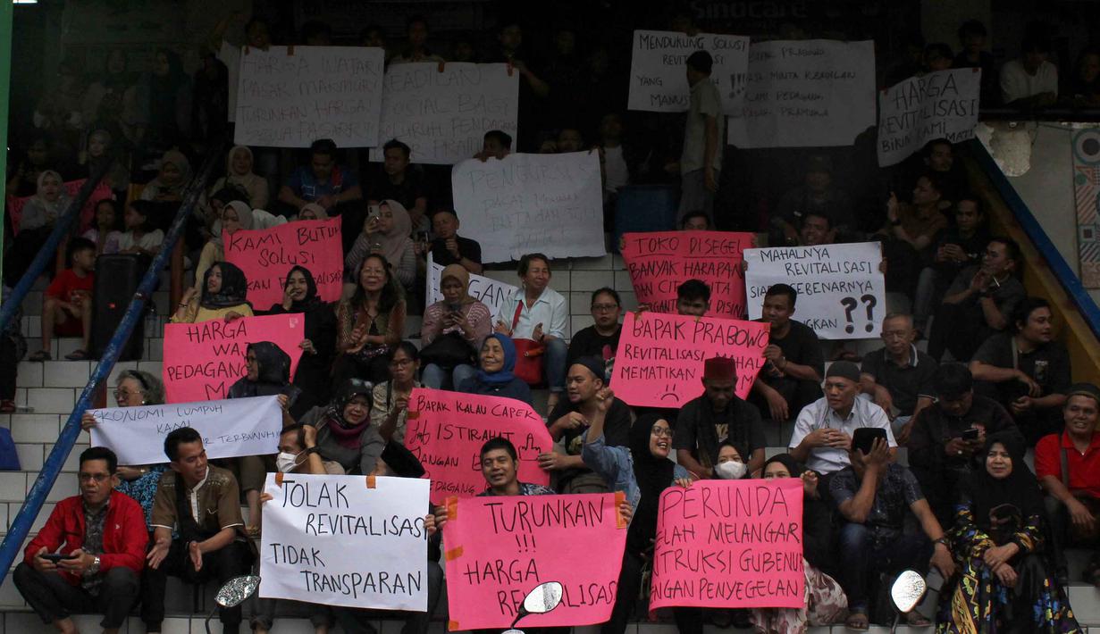 Para pedagang melakukan aksi protes di sekitar tangga masuk Pasar Pramuka, Jakarta Timur, Jumat (14/11/2025). Aksi protes ini untuk menolak proyek revitalisasi Pasar Pramuka yang dianggap tidak transparan. (merdeka.com/magang/Rendi Saputra)