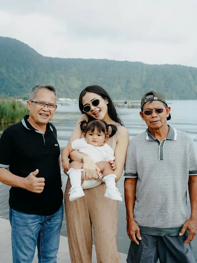 Potret Denny Caknan Ajak Keluarga Liburan ke Bali, Pose Dek Cunda Bikin Gemas Netizen (credit: instagram/denny_caknan)