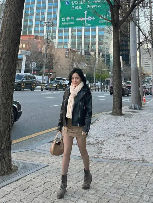 Ia juga tampil dengan jaket kulit hitam, dipadukan mini skirt coklat dan sepatu boots hitamnya.
 [@MysaMawar]