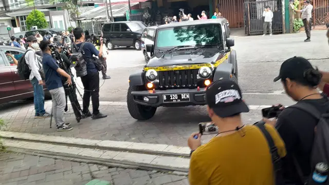 Mobil Jeep Rubicon bernopol B-120-DEN ditampilkan saat rekonstruksi atau reka adegan kasus penganiayaan terhadap David Latumahina alias Cristalino David Ozora oleh Mario Dandy Satriyo, Jumat (10/3/2023).