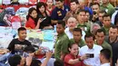 Warga berswafoto bersama Presiden Jokowi saat menyambangi Palembang Square, Palembang (21/1). Dalam kesempatan itu, Presiden Jokowi didampingi Gubernur Sumatera Selatan Alex Noerdin dan Menteri PUPR Basuki Hadimuljono. (Liputan6.com/Pool/Biro Setpres)