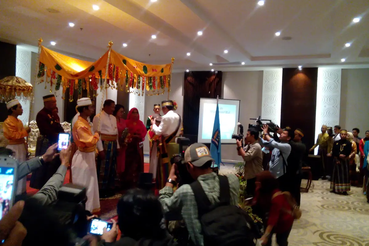 Gelar dari Kerajaan Bone untuk Kapolri dan Tarian Waria Pilihan
