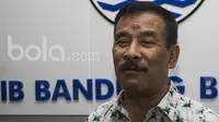 Manajer Persib Bandung, Umuh Muchtar, usai menghadiri jumpa pers Michael Essien di Kantor Persib Bandung, Jawa Barat, Rabu (29/3/2017). (Bola.com/Vitalis Yogi Trisna)