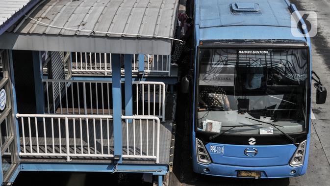 Bus Transjakarta berhenti di shelter Harmoni, Jakarta, Minggu (2/8/2020). PT Transjakarta akan menambah armada sebanyak 155 mengantisipasi lonjakan pelanggan saat diberlakukan kebijakan ganjil genap di sejumlah ruas jalan utama Jakarta pada Senin, 3 Agustus 2020. (merdeka.com/Iqbal Nugroho)