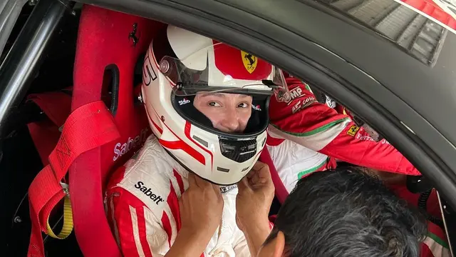 6 Potret Julie Estelle Jajal Balap Mobil di Sirkuit Sepang, Penuh Semangat