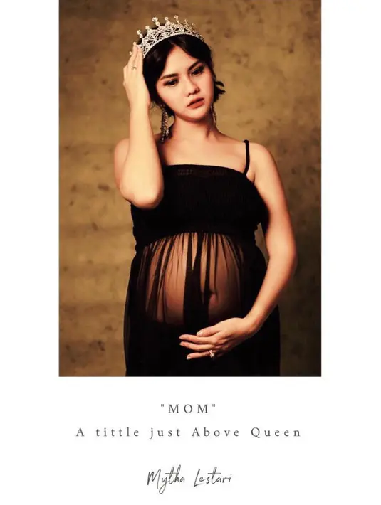 Di kehamilan pertamanya ini Mytha memang sering mengabadikannya. Dan di salah satu foto, Mytha cantik mengenakan dress transparan warna hitam dengan mahkota di kepalanya. (Instagram/mythalestari)