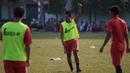 Pemain senior Persija Jakarta, Bambang Pamungkas akhirnya bergabung latihan bersama tim Macan Kemayoran jelang Piala Presiden 2015 di Lapangan Yon Zikon 14, Jakarta, Senin (24/8/2015). (Bola.com/Vitalis Yogi Trisna)