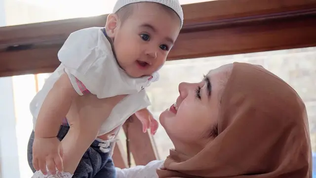 Sudah Berusia 6 Bulan, Ini 6 Potret Buah Hati Rifky Balweel dan Biby Alraen
