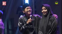 Gus Iqdam bikin salting Ning Nila saat menyanyikan lagu "Ku Tak Bisa". (Youtube Gus Iqdam Official)