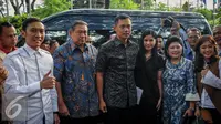 Ki-ka: Edhie Baskoro Yudhoyono, SBY, Agus Harimurti Yudhoyono, Annisa Pohan dan Ani Yudhoyono berpose saat tiba di Wisma Proklamasi, Jakarta, Jumat (23/9). (Liputan6.com/Faizal Fanani)