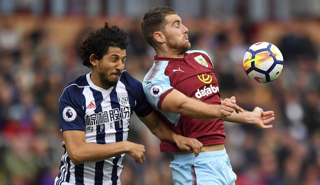 Penyerang Burnley, Sam Vokes (kanan) meramaikan klasemen top scorer dengan dua gol yang dicetak hingga pekan ketiga Premier League. (Anthony Devlin/PA via AP)