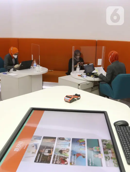 Customer service melayani nasabah mencari informasi pada BNI Digital Branch di Jakarta, Jumat (11/3/2022). Transformasi layanan perbankan secara digital membuat sejumlah bank mendorong implementasi digital branch. (Liputan6.com/Angga Yuniar)
