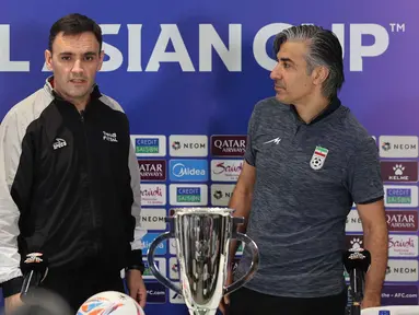 Pelatih Timnas Futsal Indonesia, Hector Souto (kiri) dan dan Pelatih Timnas Futsal Iran, Vahid Shamsaei, sesaat sebelum memberi keterangan terkait laga final Piala Asia 2026 di Indonesia Arena, Kompleks Gelora Bung Karno, Senayan, Jakarta, Jumat (6/2/2026). Secara mengejutkan, Timnas Futsal Indonesia berhasil melangkah ke final Piala Asia Futsal 2026. (Bola.com/M Iqbal Ichsan)