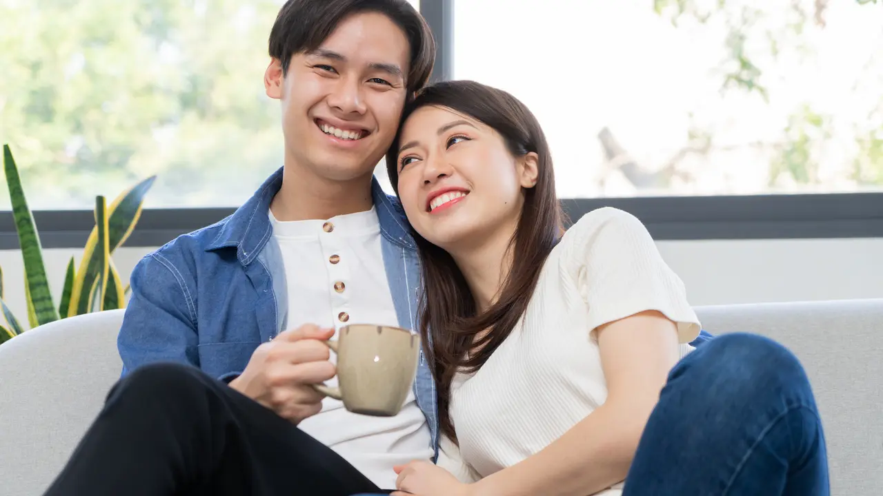 couple romantis bahagia