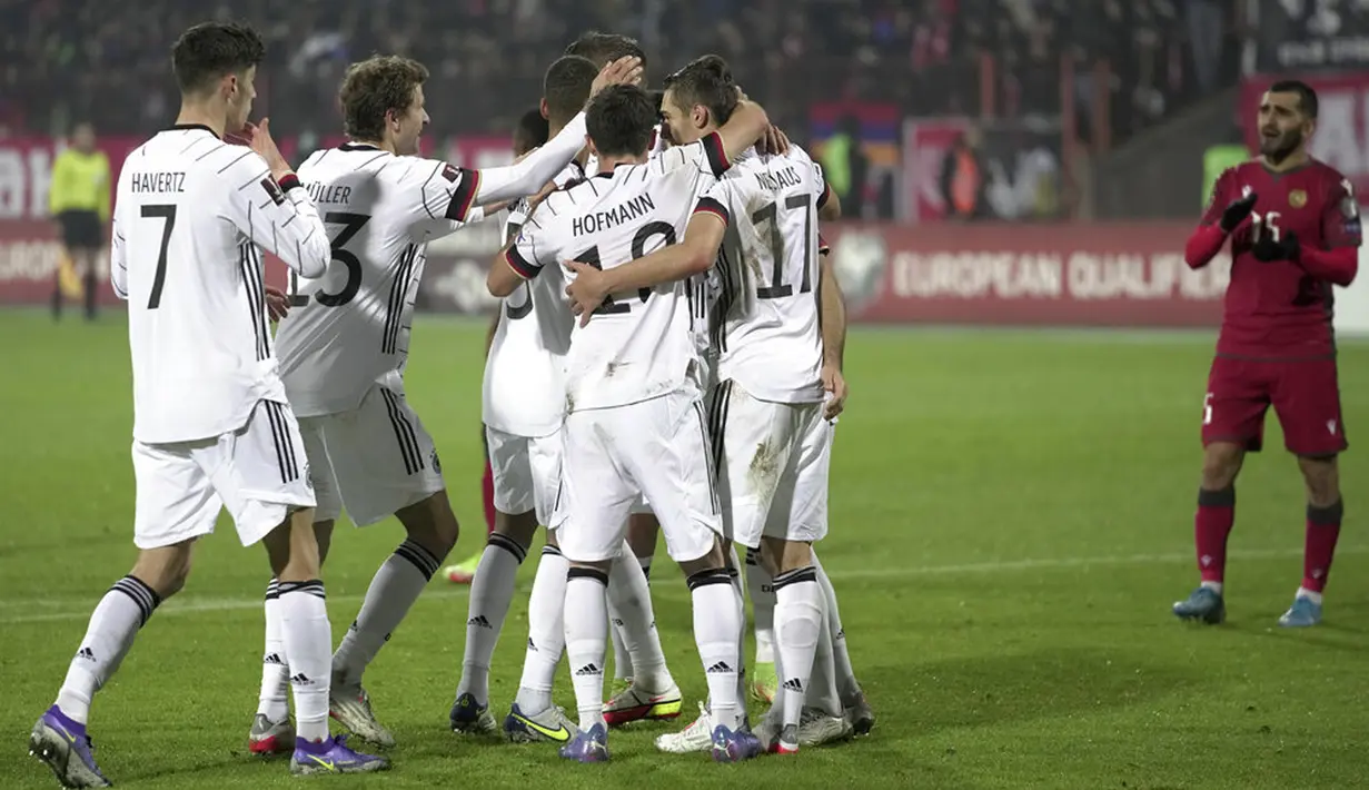 Para pemain Jerman merayakan gol lkay Gundogan ke gawang Armenia pada pertandingan sepak bola Kualifikasi Grup J Piala Dunia 2022 di Stadion Vazgen Sargsyan, Yerevan, Armenia, 14 November 2021. Jerman menang 4-1. (AP Photo/Pavel Golovkin)