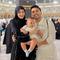 Momen baby Arash, anak Aaliyah Massaid dan Thariq Halilintar, umrah perdana di usia 6 bulan. [IG: @thariqhalilintar]
