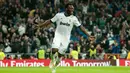 Gelandang Real Madrid, Michael Essien melakukan selebrasi usai mencetak gol ke gawang Real Zaragoza pada pertandingan liga Spanyol di Stadion Santiago Bernabeu, Spanyol pada 3 November 2012. (AFP Photo / Dani Pozo)