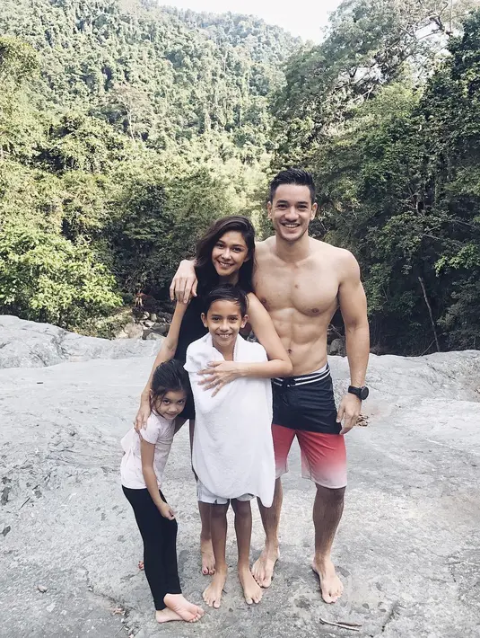 Seperti diketahui, Nana Mirdad dan Andrew White sudah 12 tahun menikah akan tetapi kemesraan mereka seperti remaja yang sedang jatuh cinta. (Foto: instagram.com/nanamirdad_)
