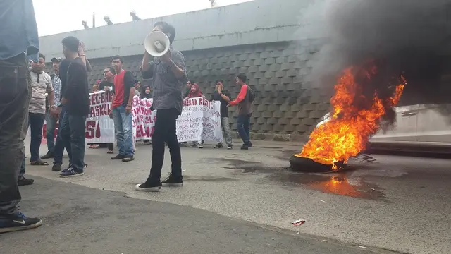 Sejumlah mahasiswa berunjuk rasa menuntut penuntasan kasus dugaan korupsi Bandara mangkendek Toraja (Liputan6.com/ Eka Hakim)
