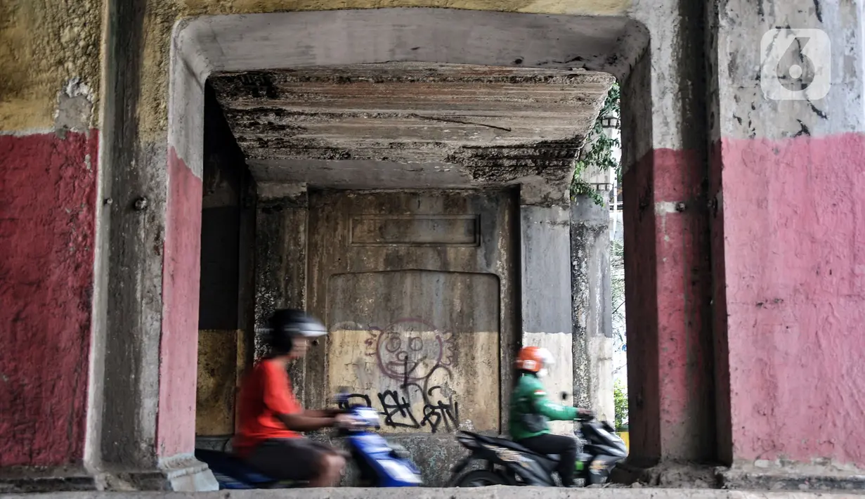 Pengendara sepeda motor melintas di bawah Jembatan Kereta Matraman, Jakarta Timur, Senin (10/1/2022). Penetapan Jembatan Kereta Matraman sebagai cagar budaya dilakukan untuk pelestarian sekaligus memperkenalkan masyarakat tentang sejarah di Ibu Kota. (merdeka.com/Iqbal S. Nugroho)