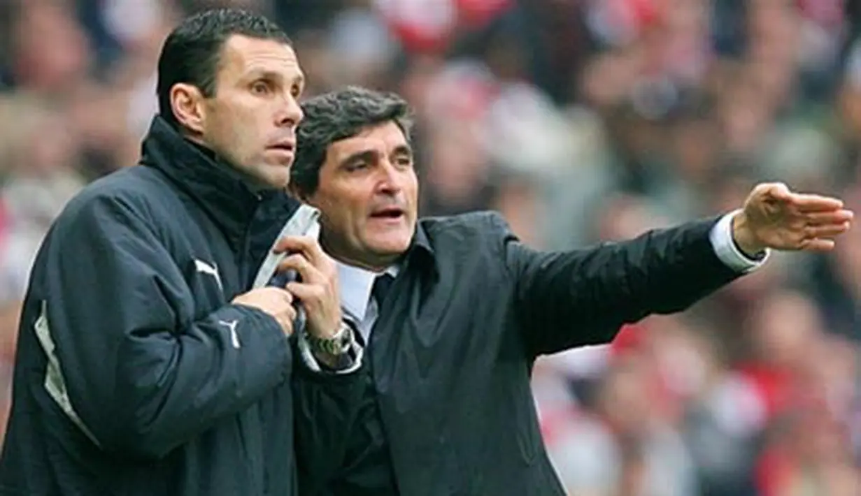 Tottenham's Manager Juande Ramos talks with Assistant Coach Gus Poyet during their Premiership match against Arsenal at the Emirates football stadium, 22 December 2007. AFP PHOTO/CARL DE SOUZA
