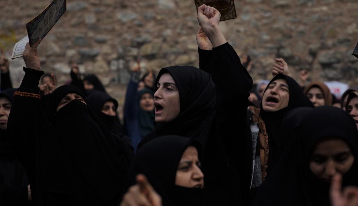 Wanita meneriakkan slogan-slogan saat protes di luar konsulat Swedia di Istanbul, Turki, Minggu (22/1/2023). Sekitar dua ratus warga di Istanbul turut berunjuk rasa di depan konsulat pemerintahan Swedia. (AP/Khalil Hamra)