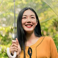 Tips Makeup Agar Awet Saat Musim Hujan / copyright shutterstock