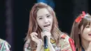 Saat mengenakan seragam pramuka, Yoona terlihat seksi. Apalagi perutnya yang rata terlihat jelas. (Foto: koreaboo.com)