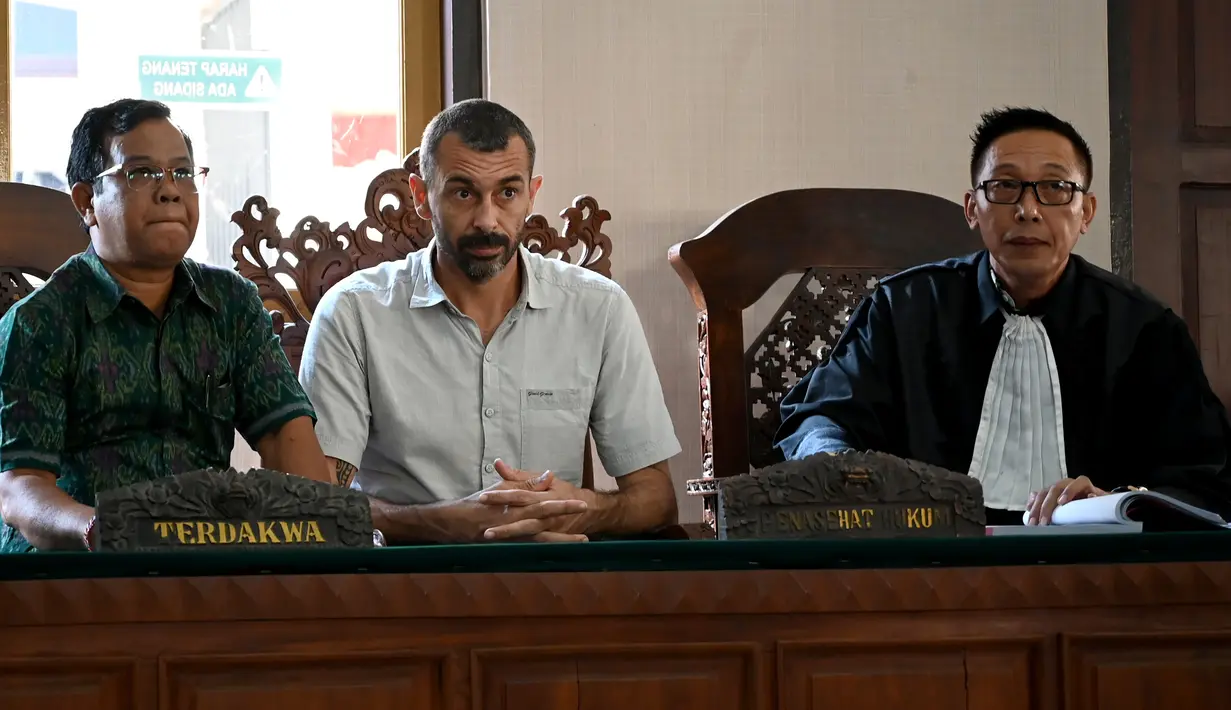 Warga negara Prancis, Samuel Pierre Danguny (tengah) menjalani sidang atas kepemilikan narkoba di Pengadilan Negeri Denpasar, Kamis (1/8/2019). Pierre mengaku mengonsumsi narkotika untuk menghilangkan rasa sakit akibat operasi pada kakinya yang patah bulan Juli tahun 2018. (SONNY TUMBELAKA/AFP)