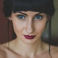 Perempuan dengan lisptik gelap teteap terlihat cantik. (Sumber foto: Pexels.com)