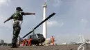 Sebuah helikopter tengah dipersiapkan untuk Pameran Alutsista TNI AD memperingatan Hari Juang Kartika TNI AD Ke-69, Jakarta, Rabu, (10/12/2014). (Liputan6.com/Faizal Fanani)