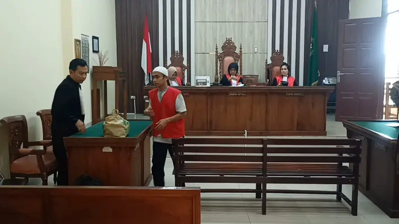 Aulia Rakhman saat menjalani sidang dengan agenda mendengar tuntutan Jaksa di PN Tanjung Karang, Bandar Lampung.  Foto : (Istimewa).