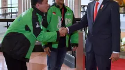 Presiden Joko Widodo (Jokowi) berjabat tangan dengan perwakilan Go-Viet dan CEO Go-Jek, Nadiem Makarim pada peluncuran aplikasi Go-Viet di Hanoi, Vietnam, Rabu (12/9). (Liputan6.com/HO/Biro Pers Setpres)