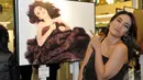 Feby Febiola narsis di samping foto dirinya saat hadiri pameran tunggal Jerry Aurum, Senayan City, Jakarta, Rabu (17/9/2014) (Liputan6.com/Panji Diksana)