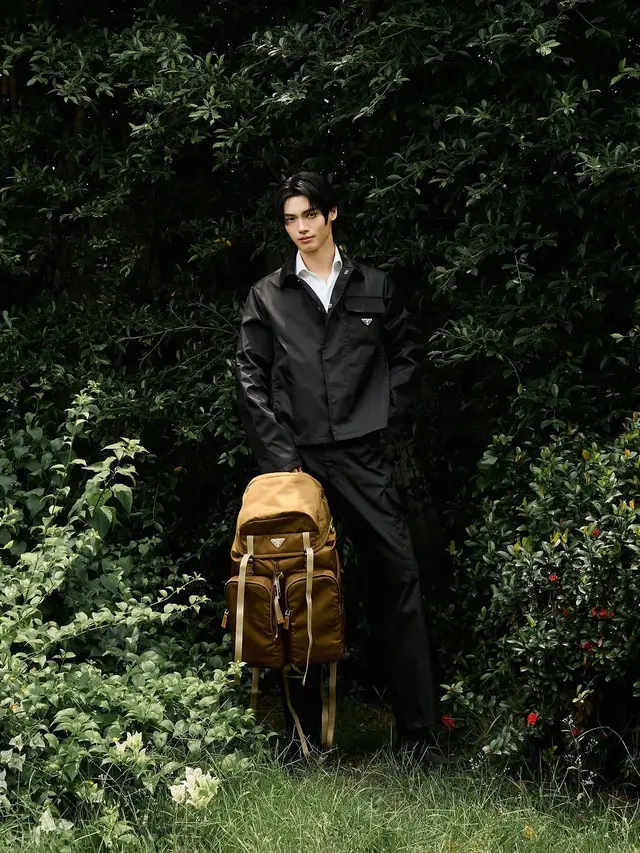 Gaya Outdoor Stylish Karina aespa hingga Jeon Somi Kenakan Prada Re-Nylon yang Ramah Lingkungan