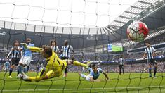  Pemain Manchester City Sergio Aguero mencetak gol pertama ke gawang Newcastle pada lanjutan Liga Premier Inggris di Etihad Stadium, Sabtu (04/10/2015).  Manchester City menang 6-1. Reuters / Andrew Yates 