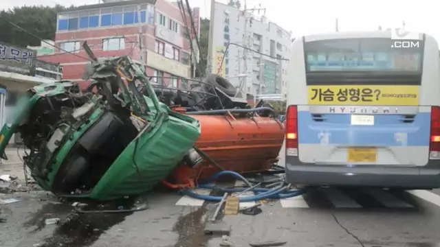 Sebuah truk menabrak sedan, bus, dan pejalan kaki karena alami rem blong.