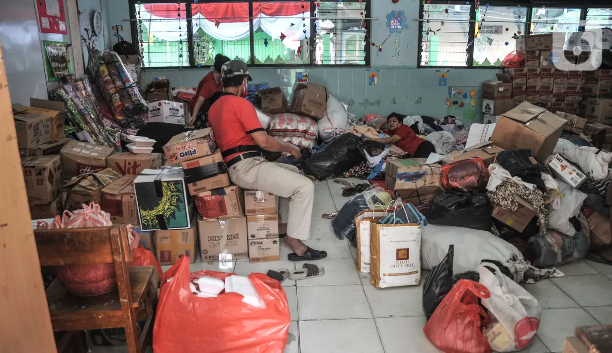 Kondisi salah satu ruang kelas dijadikan tempat penyimpanan bantuan logistik di SDN 09 Kebon Kosong, Kemayoran, Jakarta, Selasa (31/8/2021). Belum diketahui sampai kapan mereka mengungsi di sekolah karena tidak memiliki tempat tinggal. (merdeka.com/Iqbal S. Nugroho)