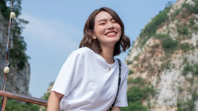 cantik tersenyum mencintai diri sendiri