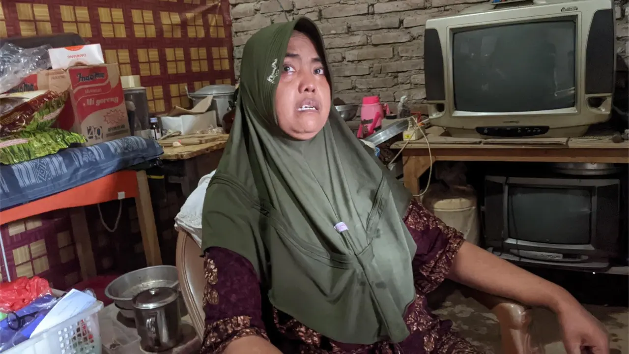 Berteman sepi dengan dua televisi mati, Suripah berjuang melawan sakit lupus yang dideritannya. (Liputan6.com/Arief Pramono)