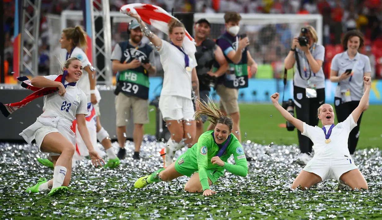 Para pemain Timnas Wanita Inggris merayakan kemenangan di ajang Euro 2022 usai mengalahkan Jerman 2-1 pada babak final di stadion Wembley, di London, pada Juli 31 Desember 2022. (AFP/Franck Fife)