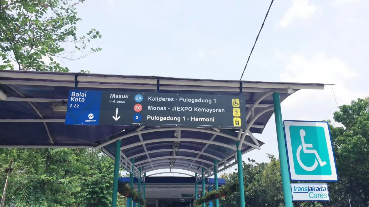 Halte Balaikota, jadi model halte ramah difabel Transjakarta. Tiang-tiang sudah dicat tosca dan sudah ada simbol kursi roda sebagai tanda ramah difabel. (Foto: Transjakarta)