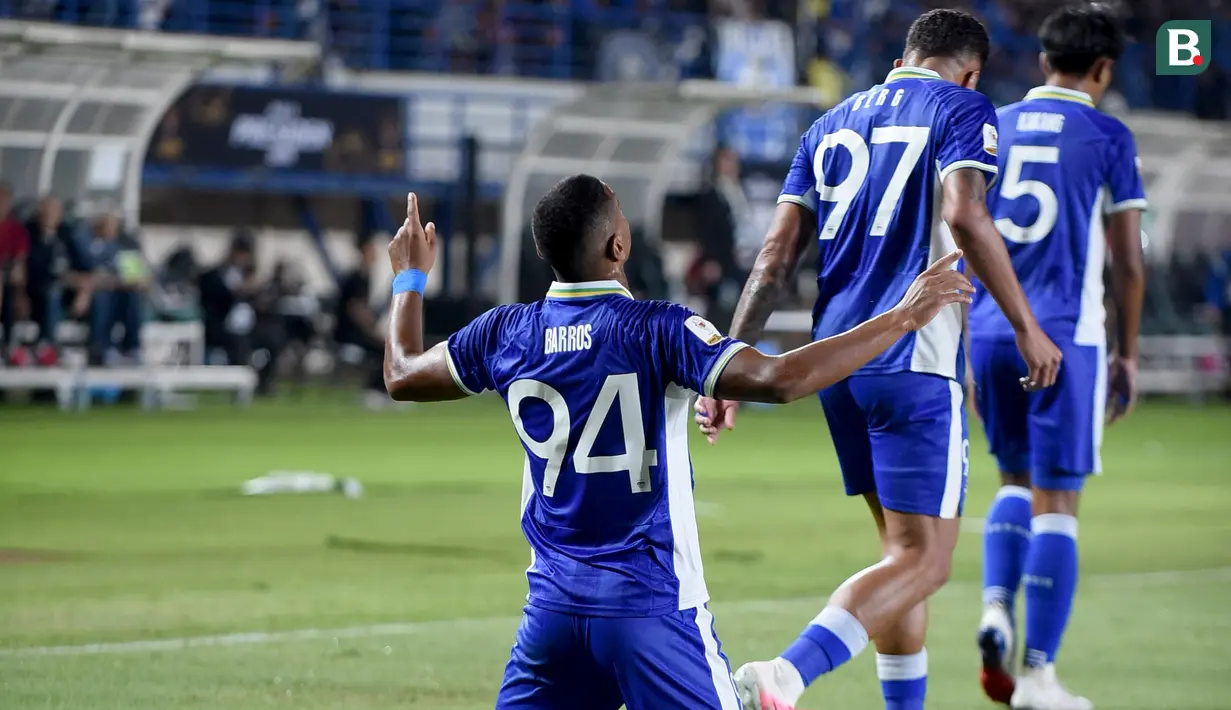 Selebrasi penyerang Persib Bandung, Uilliam Barros (94), setelah menjebol gawang Arema FC pada menit ke-23 dalam laga Grup A Piala Presiden 2026 di Stadion Si Jalak Harupat, Soreang, Kabupaten Bandung, Sabtu (25/7/2026) malam. Gol Barros yang tercipta setelah menerima umpan silang Berguinho menjadi satu-satunya gol sekaligus membawa Maung Bandung meraih kemenangan 1-0. (Bola.com/Erwin Snaz)