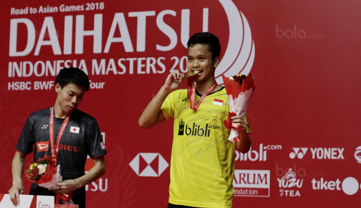 Tunggal putra Indonesia, Anthony Ginting, menggigit mendali usai menjuarai Indonesia Masters 2018 di Istora Senayan, Minggu (28/1/2018). Anthony Ginting menang 21-13 dan 21-12. (Bola.com/M Iqbal Ichsan)