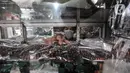 Pekerja merapikan aneka tasbih dan gelang khas Mekkah di etalase toko di Jalan Raya Pondok Gede, Jakarta, Rabu (21/7/2021). (merdeka.com/Iqbal S. Nugroho)