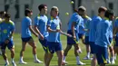 Laga ini jadi ujian penting bagi kedua tim dalam perburuan tiket semifinal Liga Champions 2025/2026. Tampak dalam foto, gelandang Barcelona asal Spanyol, Daniel Olmo (tengah) bersama rekan setimnya saat sesi latihan menjelang pertandingan leg pertama perempat final Liga Champions 2025/2026 melawan Atletico Madrid di lapangan latihan Joan Gamper, Sant Joan Despi, dekat Barcelona, pada Selasa 7 April 2026. (MANAURE QUINTERO/AFP)