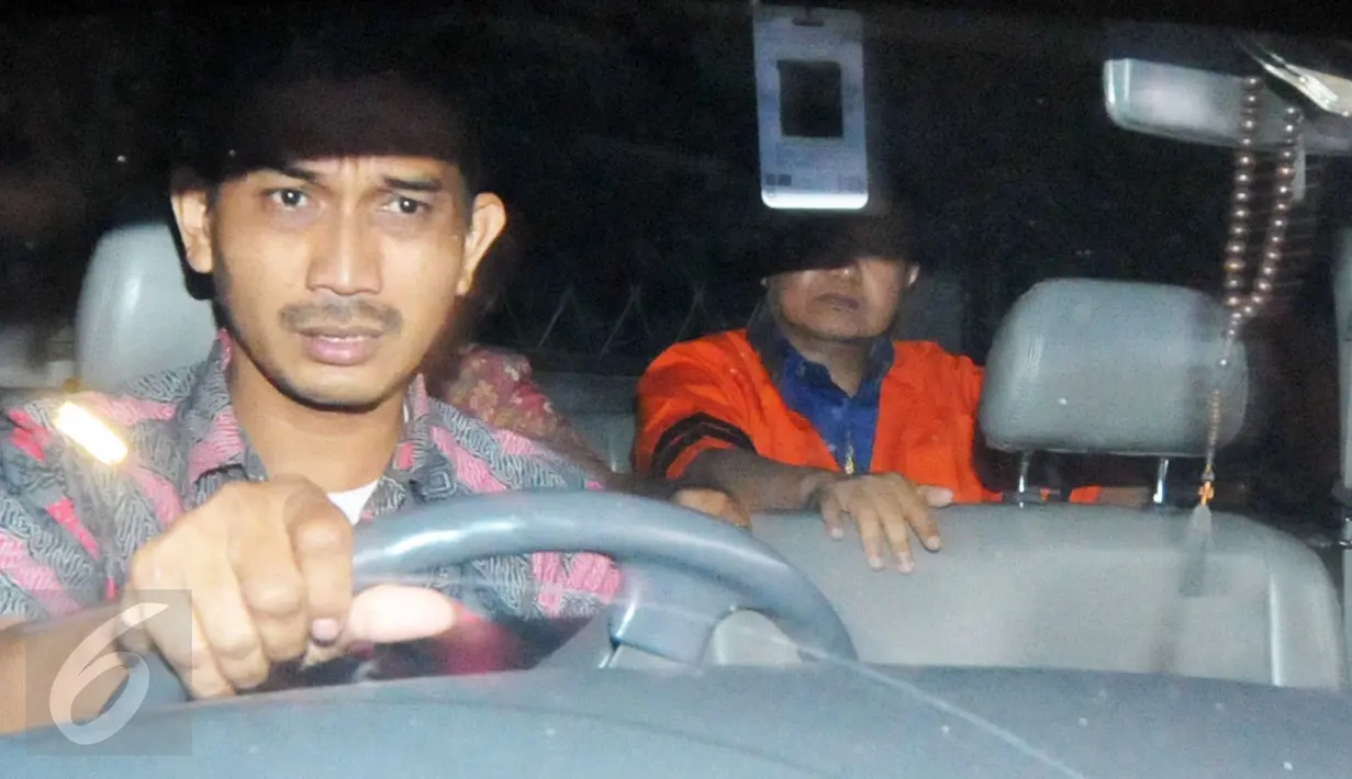 Mantan Sekjen Partai NasDem, Patrice Rio Capella (kanan) saat berada didalam mobil tahanan KPK di Jakarta, Jumat (23/10/2015). Capella akan digelandang ke Rumah Tahanan KPK. (Liputan6.com/Helmi Afandi)