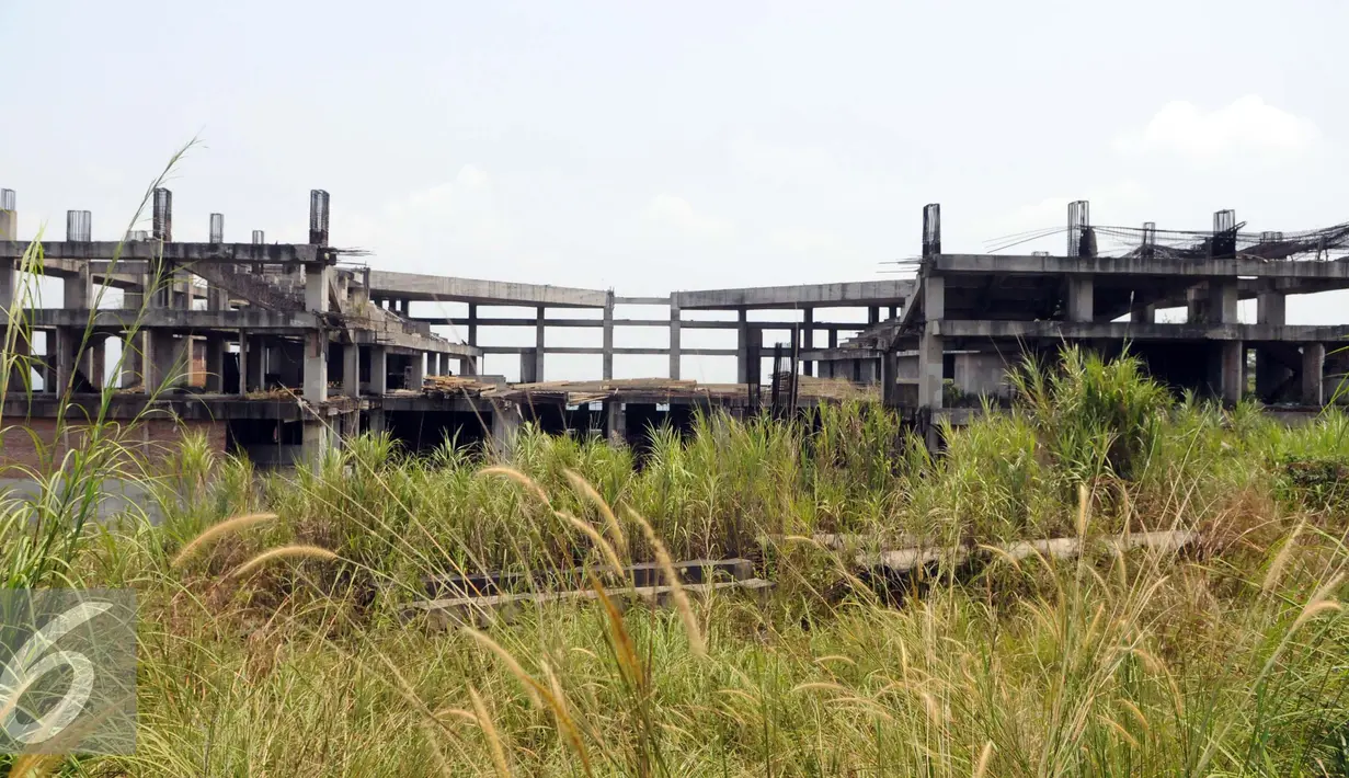 Akses jalan di sekitar Proyek Hambalang terlihat buntu karena sudah tertutup tumbuhan liar, Jawa Barat, Minggu (4/9). Proyek Hambalang ini sudah 4 tahun mangkrak. (Liputan6.com/Helmi Afandi)