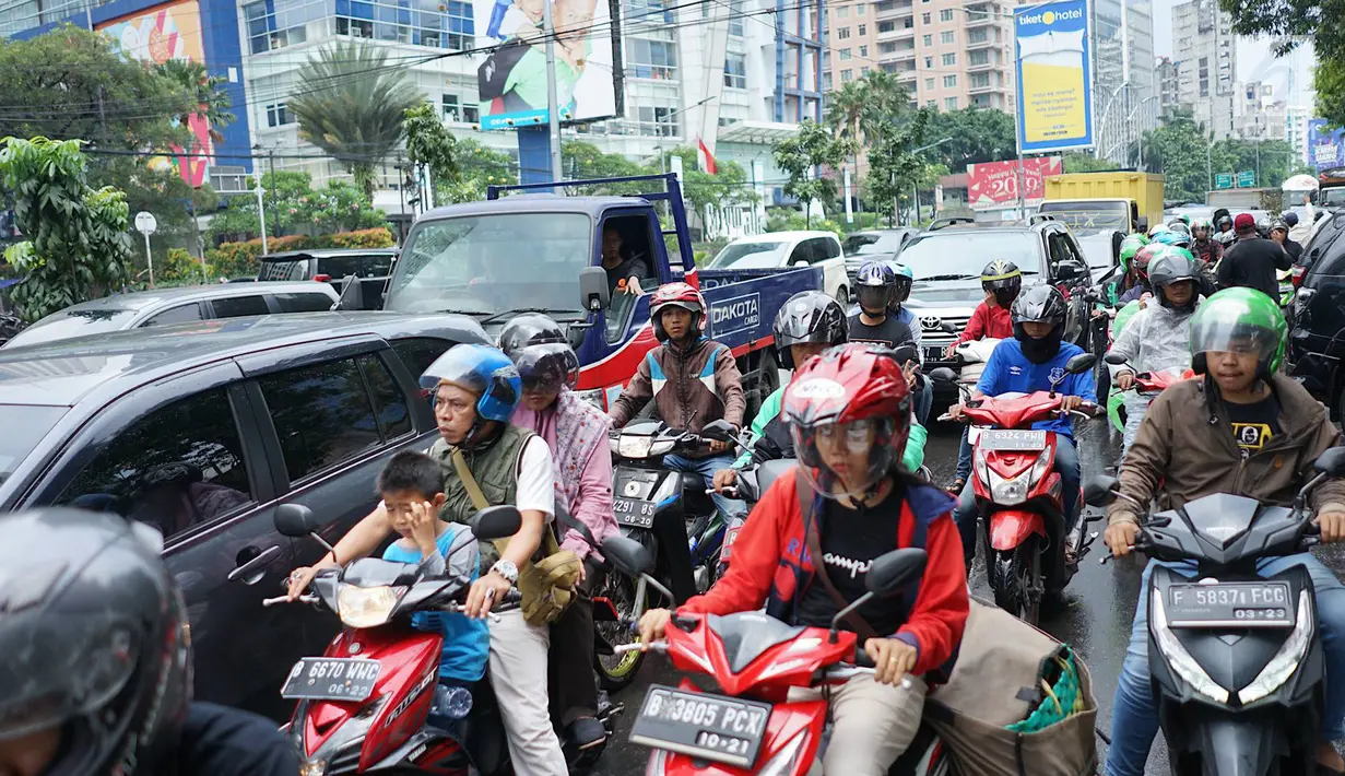 Kendaraan terjebak kemacetan saat melintas di sekitar TPU Karet Bivak, Jakarta, Sabtu (4/5). Ramainya warga yang berziarah jelang Ramadan menimbulkan kemacetan di kawasan tersebut akibat banyak parkir liar serta warga yang berlalu lalang. (Liputan6.com/Immanuel Antonius)